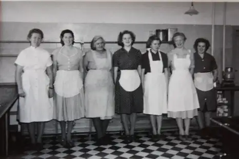 K&oslash;kkenpersonale p&aring; Grundtvigs H&oslash;jskole 1953