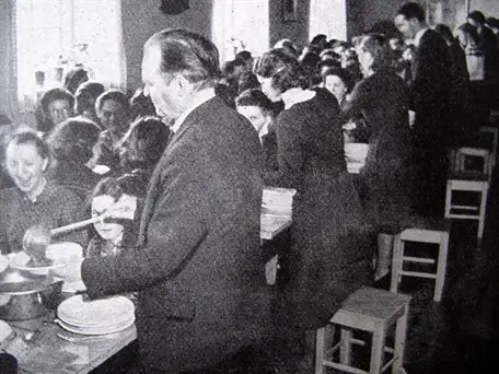 M&aring;ltid p&aring; R&oslash;dding H&oslash;jskole med forstanderen for bordenden fra skolens &aring;rsskrift omkring 1950