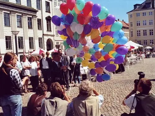 Ole Vig slipper 150 balloner l&oslash;s ved h&oslash;jskolejubil&aelig;et i 1994