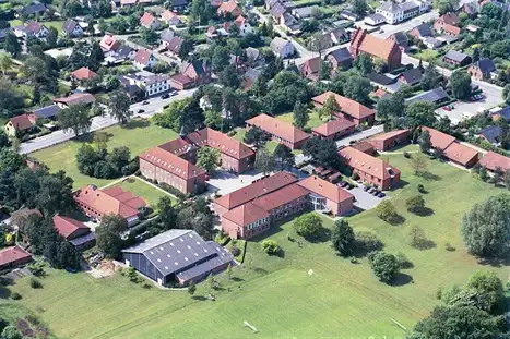 Skolen med baptistkirken i baggrunden 2003